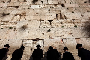 Удивительное выпадение камня из Стены Плача в Иерусалиме до сих пор не объяснено и продолжает раскалывать израильское общество