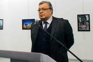 Российский посол в Турции был застрелен во время произнесения речи на открытии фотовыставки в Анкаре