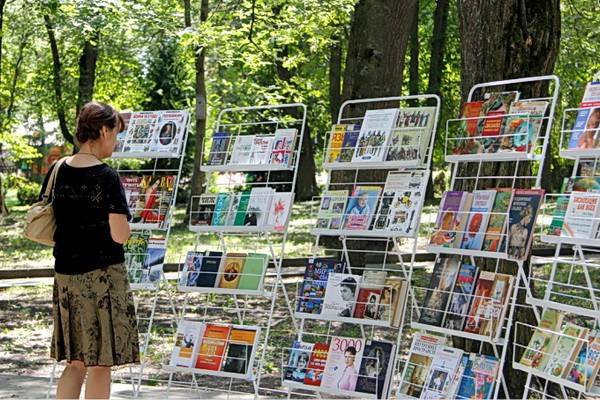 В Воронежском Центральном парке развернут книжную выставку «Всё начинается с любви»