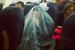 Ортодоксальный иудей упаковал себя в пластиковый мешок в салоне самолета