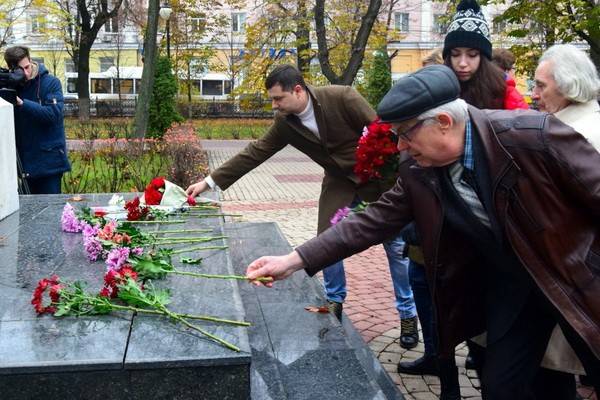 Артисты Воронежского академического театра драмы почтили память Алексея Кольцова