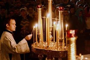 Благодатный огонь прибыл в Воронеж,  в Блоговещенском соборе его приветствовали тысячи верующих