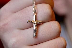 Христианам  Великобритании запрещают носить крест