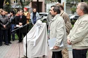 В Воронеже  торжественно открыли скульптуру «Лечебный стул № 0001»