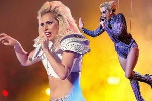 Леди Гага «прилетела» на «Супербоул» и за 13 минут исполнила свои самые известные хиты