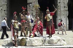 Мэрия Рима намерена убрать фальшивых гладиаторов  от Колизея
