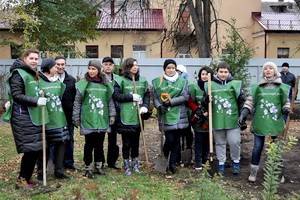 Женсовет Гражданского собрания «Лидер» провёл акцию по озеленению и благоустройству территории детской больницы