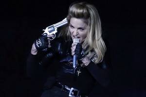 С первого за четыре года концерта Мадонны в Лондоне зрители уходили пачками
