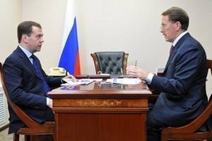 Начатый в вертолете разговор Дмитрий Медведев и Алексей Гордеев продолжили на земле