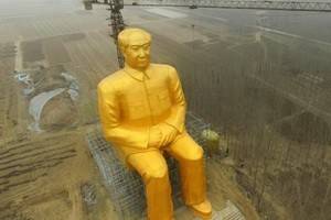 Гигантская статуя Мао Цзэдуна  простояла всего три дня и была разрушена