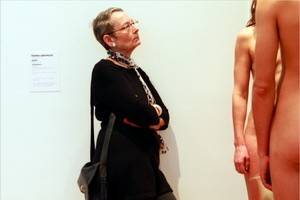 Выставка Марины Абрамович спровоцировала посетителей на сексуальные  домогательства