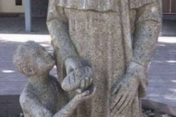 Католическая школа после скандала убрала статую святого с ребёнком, наводящую на нехорошие мысли
