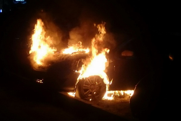 В Воронеже возобновились ночные возгорания авто, в ночь на пятницу огнём уничтожена очередная иномарка