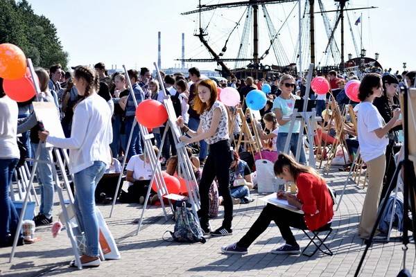Самый массовый пленэр в истории России собрал на Адмиралтейской площади Воронежа несколько тысяч художников