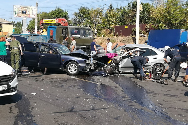 В Воронеже, на улице XX-летия Октября, пьяный водитель спровоцировал ужасное ДТП с участием пяти автомобилей