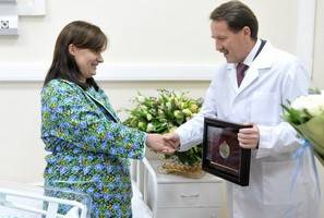 Губернатор вручил семье миллионного жителя Воронежа сертификат на квартиру и памятную медаль