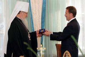 Алексей Гордеев вручил медаль митрополиту Сергию