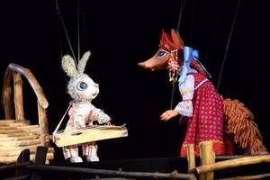 В Воронежском театре кукол «Шут» сыграли премьерный спектакль «Две избушки и Морозко»