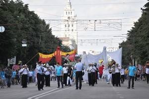 В Воронеже День России отметили грандиозным парадом уличных театров (фото)