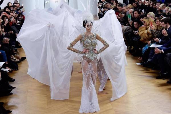 Сенсацией Парижской недели моды стало «голое» свадебное платье