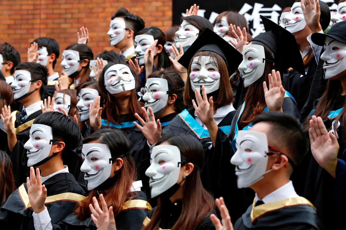 Студенты в масках