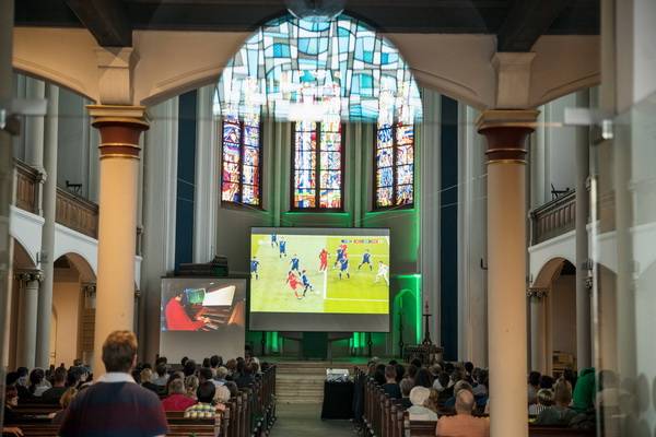 Футбольные матчи чемпионата мира в сопровождении церковного органа – невероятный аттракцион от немецкого музыканта