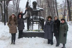 В Воронеже отметили день рождения Владимира Высоцкого у памятника поэту в центре города