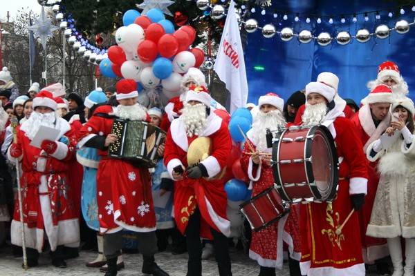 «Праздник к нам приходит»: парад Дедов Морозов и Снегурочек  постарался развлечь и развеселить воронежцев