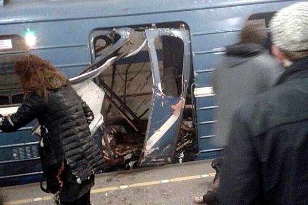 Позвоните близким и знакомым в Санкт-Петербург, убедитесь, что они не пострадали во время теракта в метро