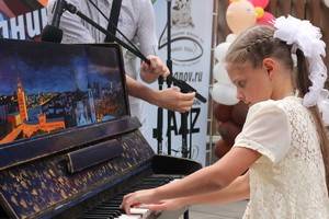 В «Алых парусах» появилось «пианино для всех» (фото)