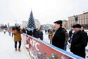 Алексей Гордеев осмотрел каток и ярмарочный городок на площади Ленина и высказался по ёлке