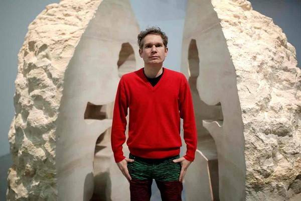 Французского художника на неделю закрыли внутри каменной глыбы, главная загадка перформанса – куда деваются отходы