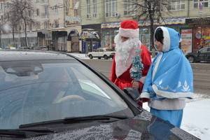 Полицейские Дед Мороз и Снегурочка поздравили водителей с Новым годом