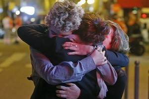 Жертвами чудовищной атаки террористов на Париж стали более 150 человек, сотни ранены