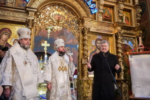 Пётр Порошенко перешёл в наступление и потребовал, чтобы РПЦ показала томос