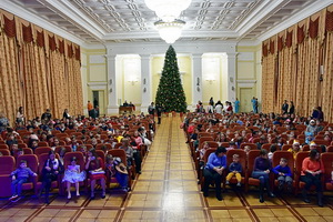 В правительстве области организовали новогодний праздник для детей