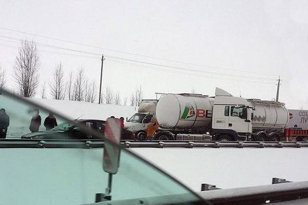 На шоссе к северу от Воронежа из-за метели и гололедицы столкнулось   сразу несколько автомобилей