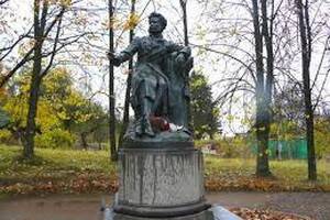 Памятник Пушкину в музее-заповеднике «Михайловское» облили машинным маслом