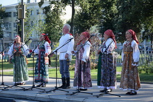 Культурный марафон на Советской площади открыло выступление ансамбля «Радовесь»