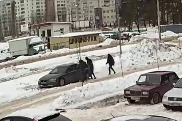 В Воронеже у семейной пары среди бела дня отняли автомобиль, деньги и украшения на полмиллиона рублей