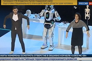 Канал «Россия 24» рассказал о суперсовременном российском роботе, а это был аниматор в костюме