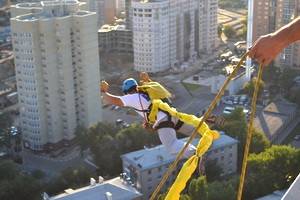 Люди прыгали с  небоскреба Центра Галереи Чижова в рамках фестиваля City Scream