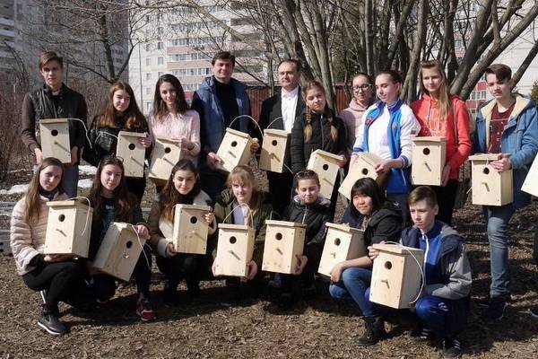 Школьники повесили 30 скворечников в Ботаническом саду ВГУ