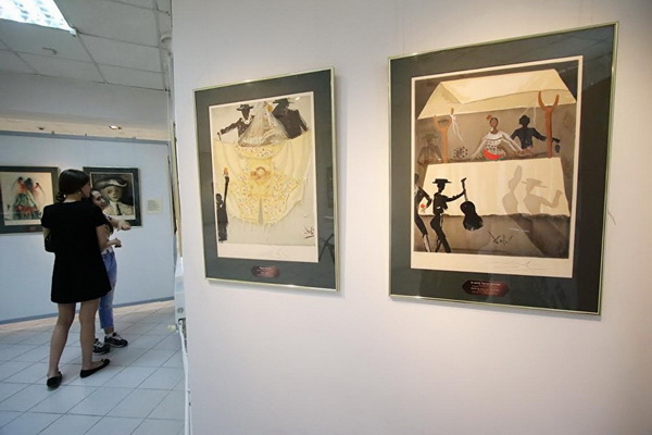 Посетительницы выставки в Екатеринбурге повредили работы Сальвадора Дали и Франсиско Гойи