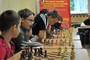 Из-за дождя шахматный опен эйр в Воронеже стартовал под крышей сеансом с мексиканским гроссмейстером