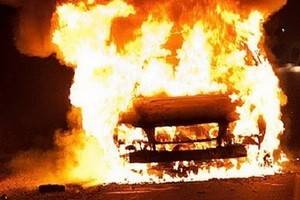 Два пожарных расчёта тушили ночью горящий автомобиль в самом центре Воронежа