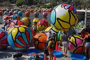 Инсталляция из трёх тысяч шаров украсила воды озера в Лос-Анджелесе