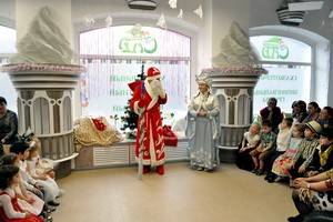На новогоднем утреннике в «Сказочном саду» дети пели по-русски и по-английски