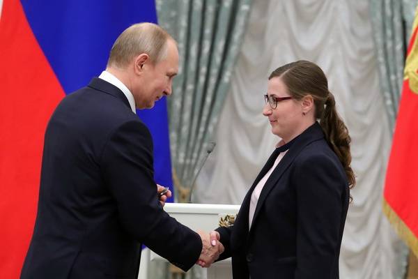Вручая награду музейному работнику из Воронежской области, Владимир Путин спросил, не страшно ли ей
