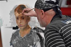 Известный воронежский художник создал портрет мальчика  на глазах у детей